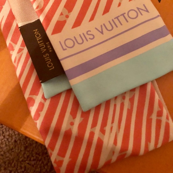 100% Authentic Louis Vuitton Alamzing silk scarf - Picture 3 of 4